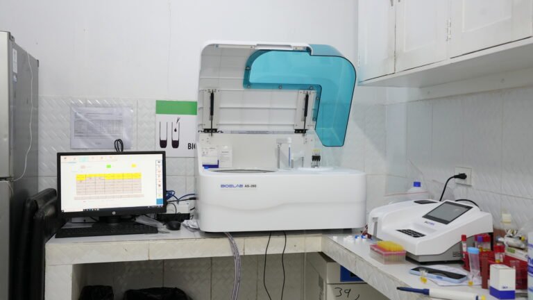 Entrega de equipos de laboratorio y capacitación técnica en Loreto